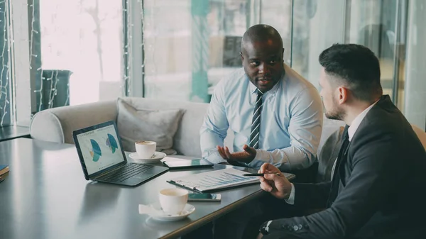 Dos Empresarios Confiados Mirando Diagramas Gráficos Ordenador Portátil Discutiendo Informe — Foto de Stock