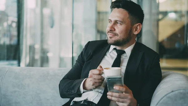 Sonriente Hombre Negocios Caucásico Barbudo Ropa Formal Sonriendo Relajándose Mirando — Foto de Stock