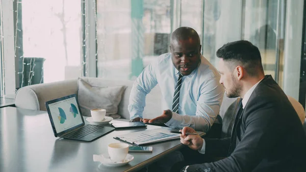 Dos Empresarios Confiados Mirando Diagramas Gráficos Ordenador Portátil Discutiendo Informe — Foto de Stock