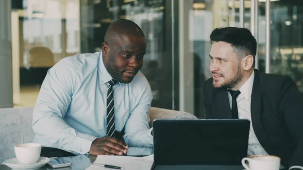 Dos Colegas Negocios Mirando Ordenador Portátil Discutiendo Plan Inicio Oficina — Foto de Stock