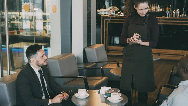 Két Vidám Többnemzetiségű Üzletemberek Alaki Ruhák Mosolyogva Hogy Modern Kávézó — Stock Fotó