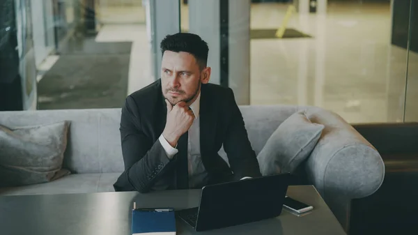 Boos Doordachte Bebaarde Kaukasische Zakenman Zitten Denken Zijn Businessplan Tijdens — Stockfoto