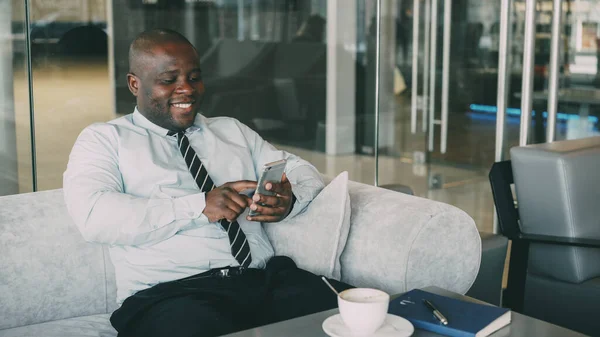Veselý Afroamerický Podnikatel Formálním Oblečení Používá Smartphone Kavárně Podívá Obrazovku — Stock fotografie