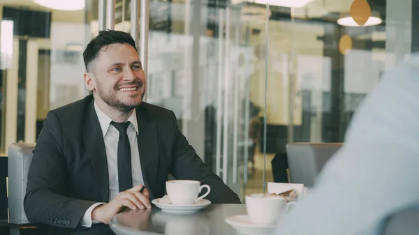 Optimista Kaukázusi Üzletember Mosolyogva Gesztikuláló Örvendezve Üzleti Nyereség Miközben Beszél — Stock Fotó