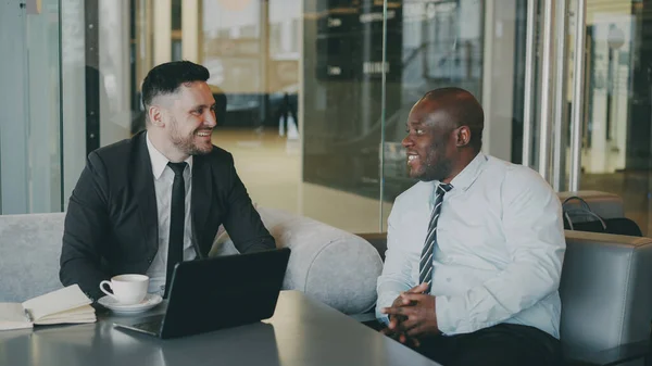 Dos Empresarios Alegres Discutiendo Proyecto Cafetería Moderna Acristalada Empresario Afroamericano — Foto de Stock