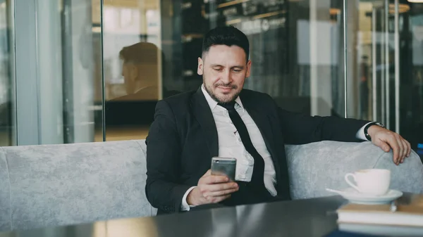 Sonriente Hombre Negocios Caucásico Barbudo Ropa Formal Sonriendo Relajándose Mirando — Foto de Stock