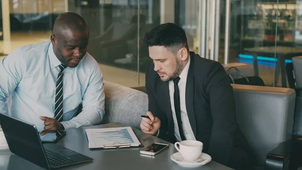Dois Homens Negócios Roupas Formais Sentados Discutindo Seus Gráficos Financeiros — Fotografia de Stock