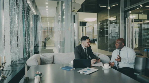 Dos Emprendedores Masculinos Optimistas Ropa Formal Discutiendo Proyecto Startup Cafetería — Foto de Stock