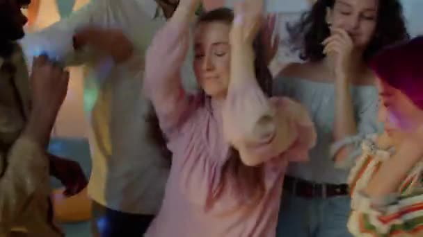 Piękna Młoda Kobieta Tańczy Przyjaciółmi Zróżnicowana Grupa Mieszkaniu Ciesząc Się — Wideo stockowe
