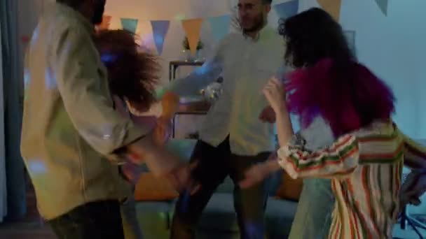 Homens Mulheres Felizes Amigos Multiculturais Dançando Festa Legal Casa Enquanto — Vídeo de Stock