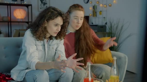 Mujeres Jóvenes Nerviosas Viendo Juegos Deportivos Animando Expresando Decepción Casa — Vídeo de stock
