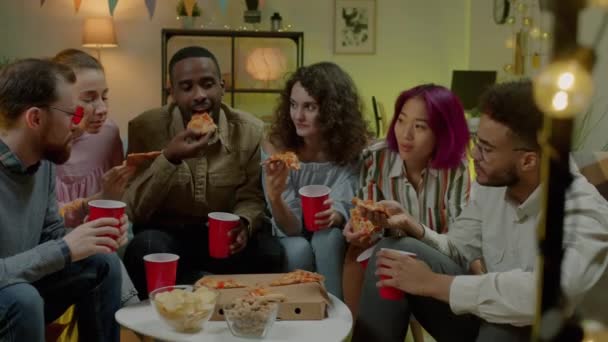 Diverso Grupo Estudiantes Que Comen Pizza Ríen Disfrutando Fiesta Interior — Vídeos de Stock