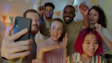 Eğlenceli öğrencilerin değişik gruplarda dans etmesi ve gece partisinde akıllı telefon kamerasıyla selfie çekmesi. Gençlik ve tatil kavramı.