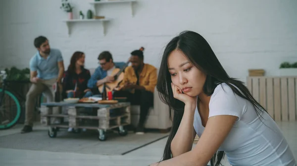 Aziatische Meisje Voelt Boos Geïsoleerde Terwijl Haar Huisgenoten Vieren Feest — Stockfoto