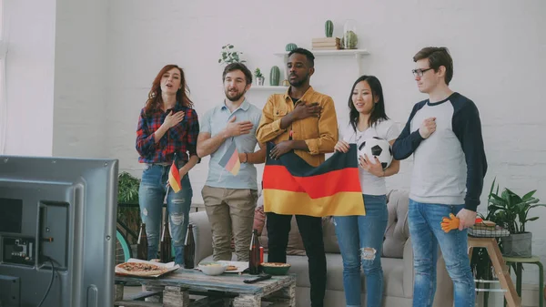 Multi Etnische Groep Van Vrienden Sportfans Luisteren Zingen Van Duitse — Stockfoto