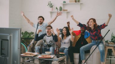 Çok etnik grup arkadaşıyla hokey Şampiyonası birlikte onların favori takım kadar evde kapalı tezahürat TV izlerken Fransız ulusal bayrakları ile sporseverler