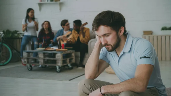 Jonge Student Man Voelt Zich Boos Geïsoleerde Terwijl Zijn Vrienden — Stockfoto