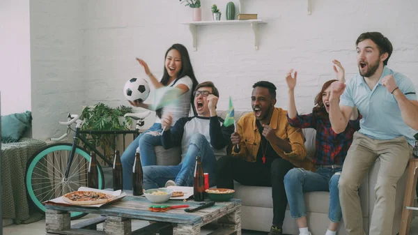 友人の多民族のグループのスポーツファンのブラジル フラグ見てテレビでサッカー選手権一緒に自宅室内で 好きなチームを応援 — ストック写真