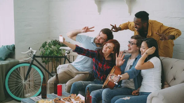 Selfie を取って楽しい友人のグループでビール パーティーを祝っている間スマート フォンのカメラで写真し 自宅スナック — ストック写真