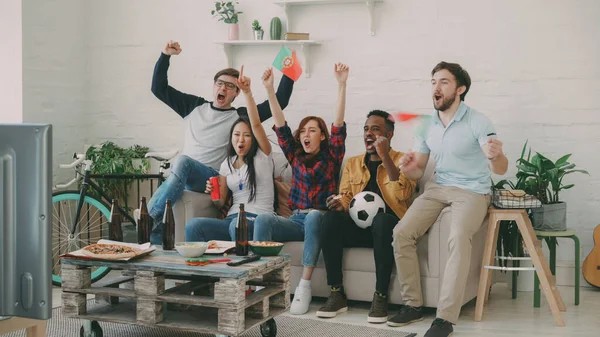 Gelukkige Vrienden Met Portugese Vlaggen Sport Kampioenschap Samen Thuis Binnenshuis — Stockfoto