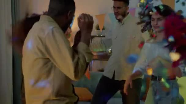 Cámara Lenta Hombres Mujeres Alegres Bailando Divirtiéndose Con Confeti Tonteando — Vídeo de stock
