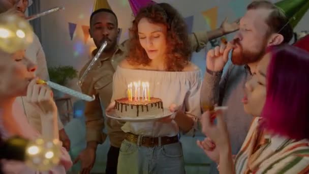 Felice Studente Festeggia Compleanno Soffiando Candele Sulla Torta Rendendo Desiderio — Video Stock