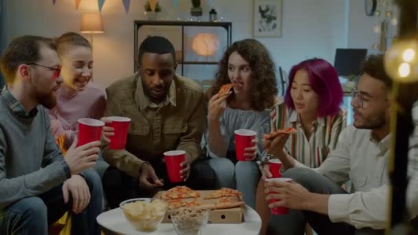 Prieteni Multiculturali Care Mănâncă Pizza Bucură Băuturi Distrându Petrecere Apartament — Videoclip de stoc