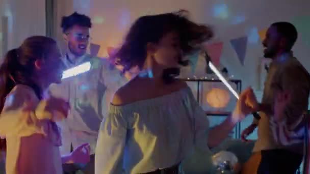 Chica Emocionada Bailando Con Amigos Multiculturales Casa Disfrutando Fiesta Sonriendo — Vídeos de Stock