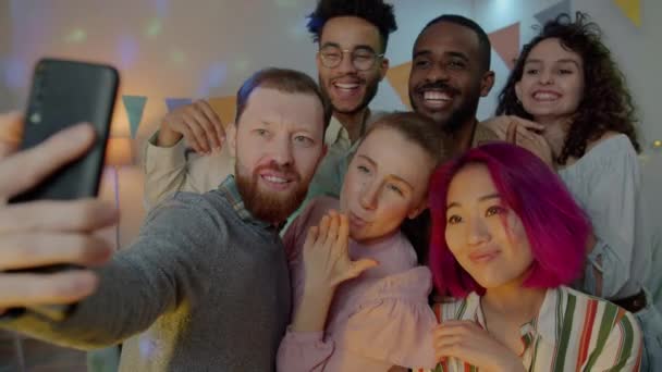 Mouvement Lent Des Amis Excités Hommes Femmes Prenant Selfie Avec — Video