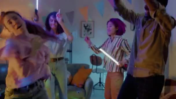 Movimento Lento Jovens Alegres Dançando Juntos Festa Agradável Apartamento Escuro — Vídeo de Stock
