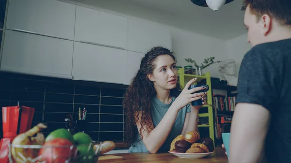 Jonge Kaukasische Paar Zittend Aan Tafel Moderne Keuken Dicussing Iets — Stockfoto