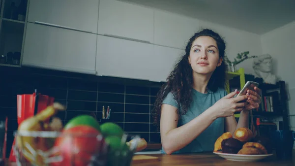 Joven Hermosa Rizada Bonita Mujer Caucásica Sentada Mesa Cocina Moderna —  Fotos de Stock