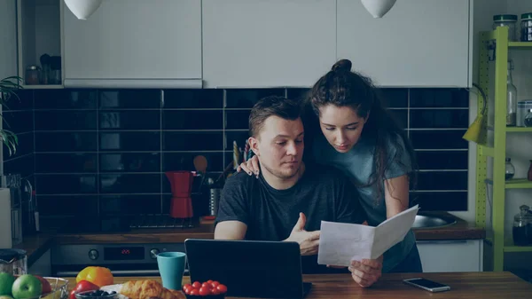 Trauriger Unglücklicher Junger Mann Sorgte Sich Die Bezahlung Von Rechnungen — Stockfoto