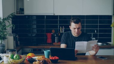 Online fatura ödeme endişe delikanlı dizüstü kithcen evde kapalı kullanma