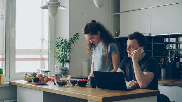 Komoly Pár Konyhában Vágás Saláta Áll Csendes Ember Dolgozik Laptop — Stock Fotó