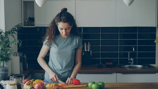 Lockige Schöne Kaukasische Frau Mit Kopfhörern Tanzt Beim Frühstücken Der — Stockfoto