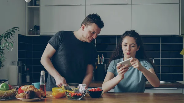 Attractive Couple Kitchen Home Curly Girl Playing Video Game Smartphone — Stock Photo, Image