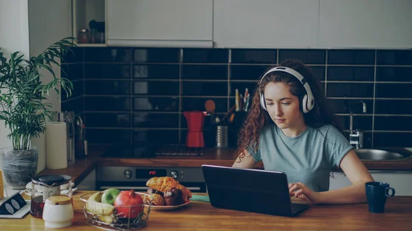 Mutlu Beyaz Güzel Kıvırcık Kız Laptopta Biriyle Sohbet Ediyor Müzik — Stok fotoğraf