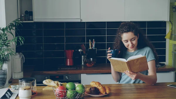 Tablo Holding Fincan Kahve Içme Okuma Kitabı Güzel Modern Mutfak — Stok fotoğraf