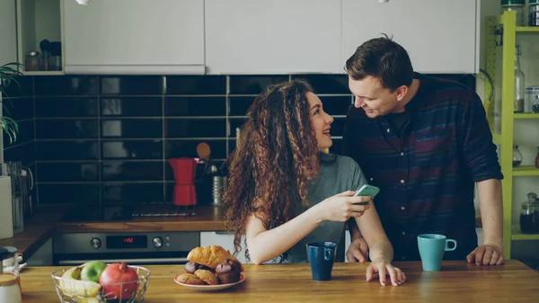 Jonge Aantrekkelijke Krullend Gelukkig Kaukasische Vrouw Zit Moderne Keuken Binnenshuis — Stockfoto