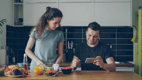 Vonzó Pár Konyhában Ember Játszik Videó Játék Smartphone Miközben Barátnője — Stock Fotó