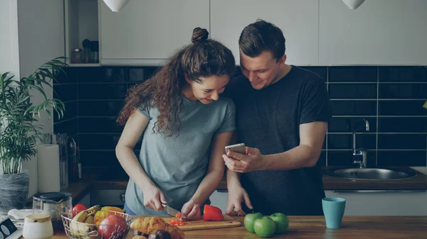 Femme Bouclée Cuisinant Près Table Coupant Poivron Rouge Dans Cuisine — Photo