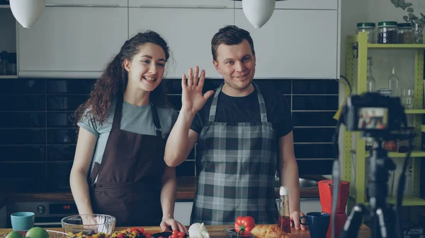 Fröhliche Attraktive Paar Aufnahme Video Lebensmittel Vlog Über Gesundes Kochen — Stockfoto