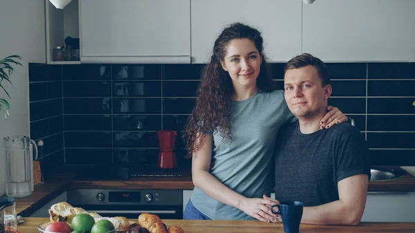 Porträt Eines Jungen Positiv Lächelnden Kaukasischen Paares Der Küche Schöne — Stockfoto