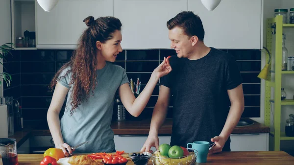 Positive Junge Kaukasische Paar Haben Spaß Beim Kochen Der Küche — Stockfoto