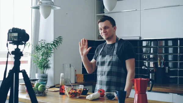 Homem Atraente Alegre Gravando Vlog Comida Vídeo Sobre Culinária Saudável Imagem De Stock