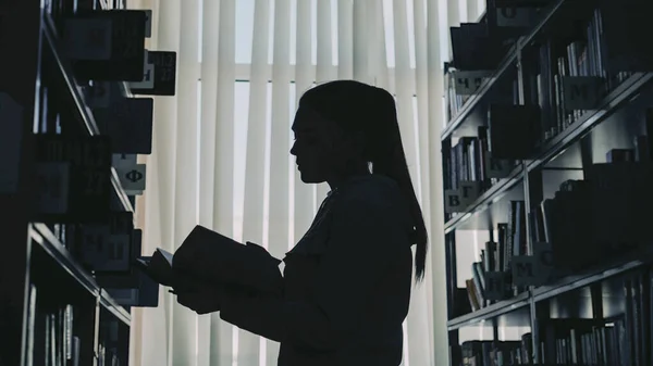 Silhouet Van Jonge Student Meisje Permanent Onder Boekenkasten Grote Universiteitsbibliotheek — Stockfoto