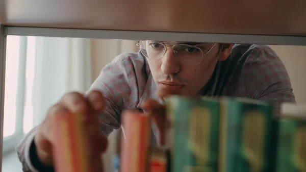 Giovane Serio Caucasico Bello Studente Maschio Piedi Fronte Alla Libreria — Foto Stock