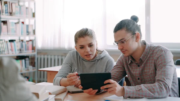 Genç Üniversite Öğrencileri Birlikte Tablet Discussng Kullanarak Çalışma Masasında Üniversitesi — Stok fotoğraf