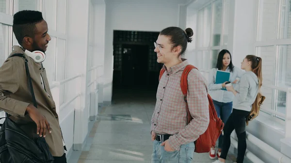 Grupo Estudantes Está Grande Espaçoso Corredor Menina Estão Falando Rindo — Fotografia de Stock